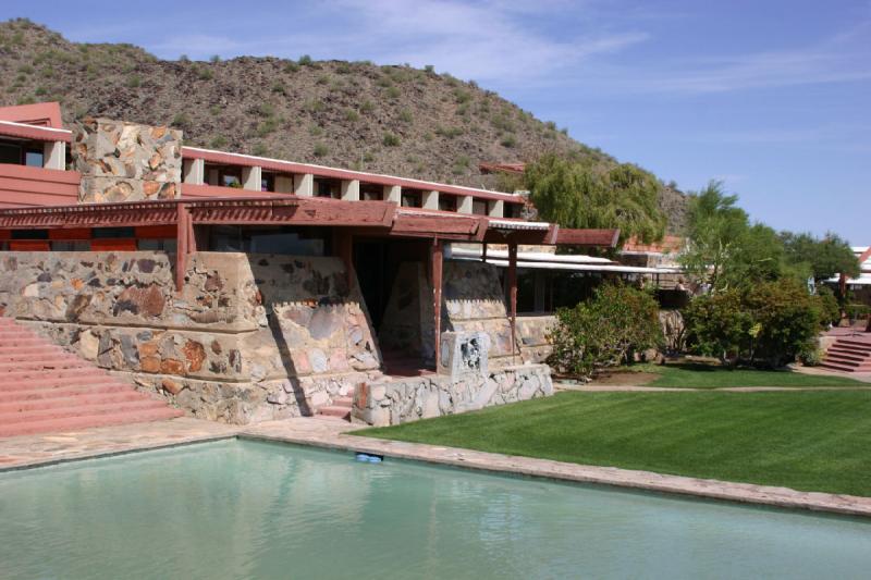 2007-04-14 14:29:54 ** Phoenix, Taliesin West ** Keine geraden Mauern.