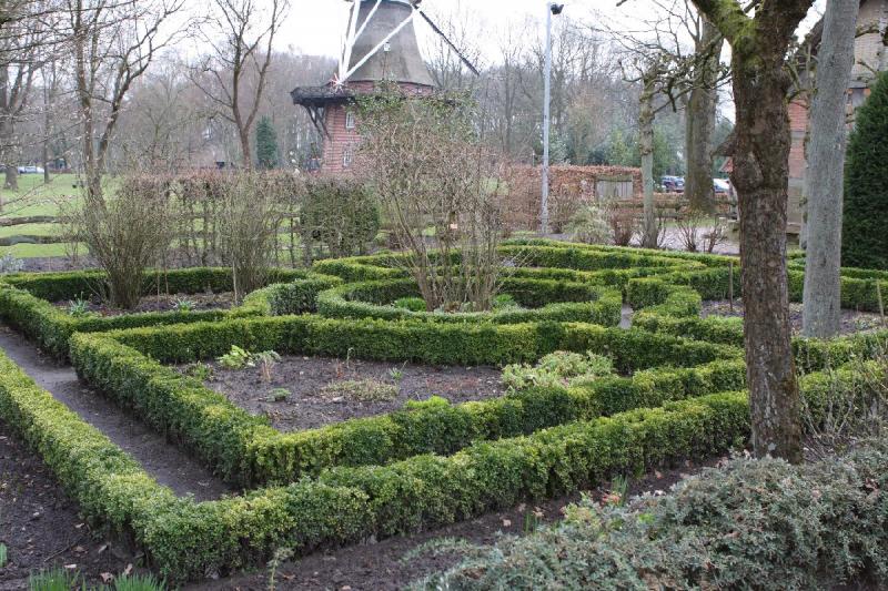 2010-04-03 14:02:09 ** Bad Zwischenahn, Germany ** Garden with boxwood hedge.