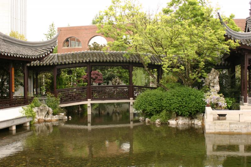 2005-05-05 12:16:58 ** Botanical Garden, Oregon, Portland ** Bridge across the pond inside the garden.