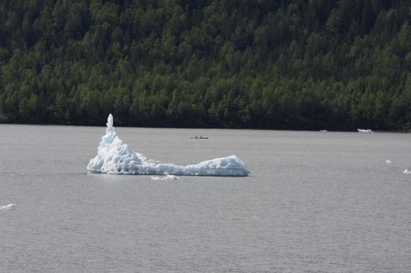 2012-06-20 16:34:22 ** Alaska, Juneau, Kreuzfahrt ** Mit einem Kajak kommt man sehr nah an den Gletscher heran.