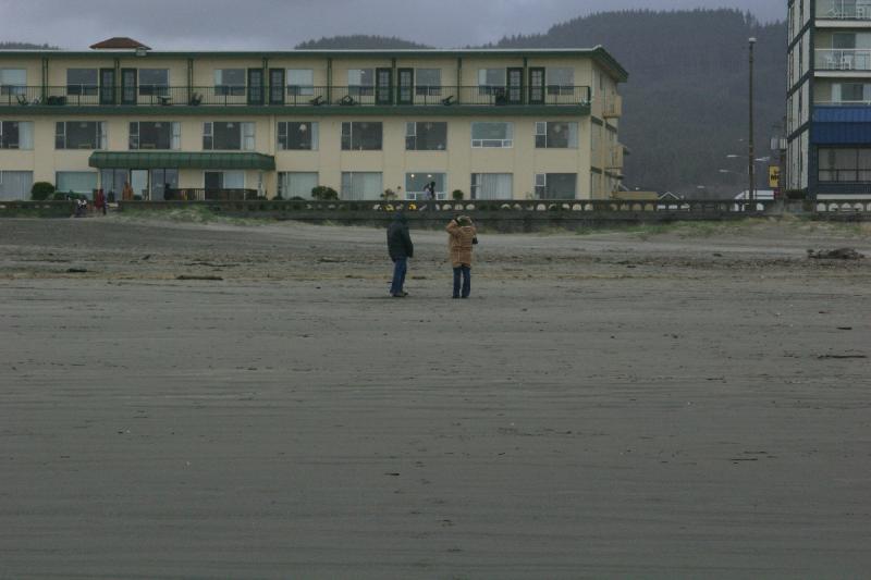 2006-01-28 15:22:22 ** Erica, Katie, Oregon, Seaside ** Erica and Katie at the beach.