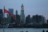 Manhattan mit dem "Woolworth Building" von Brooklyn aus.