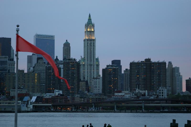 2006-05-07 19:58:56 ** New York ** Manhattan mit dem 'Woolworth Building' von Brooklyn aus.