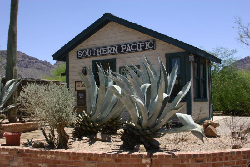 2006-06-17 11:38:04 ** Kaktus, Tucson ** In 'Old Tucson', dem Filmstudio für viele Westernfilme. Die Agaven in dem Beet sind etwa 1,50 Meter hoch.