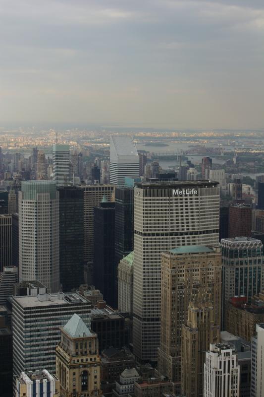 2006-05-06 17:40:38 ** New York ** In der rechten Bildhälfte das 'MetLife Building', ehemals 'Pan Am Building'.