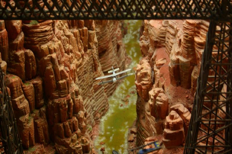 2006-11-25 09:22:38 ** Deutschland, Hamburg, Miniaturwunderland ** Flugzeuge im Canyon.