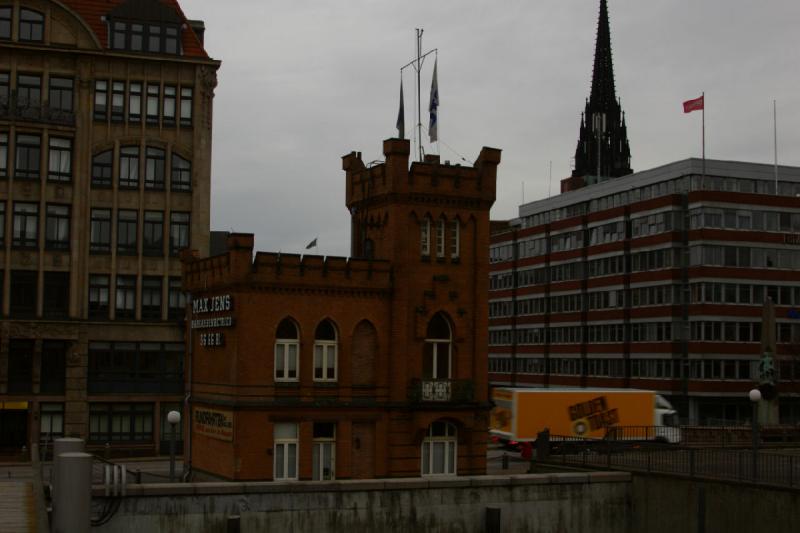 2006-11-25 08:55:40 ** Deutschland, Hamburg ** Gebäude in der Nähe der Speicherstadt.