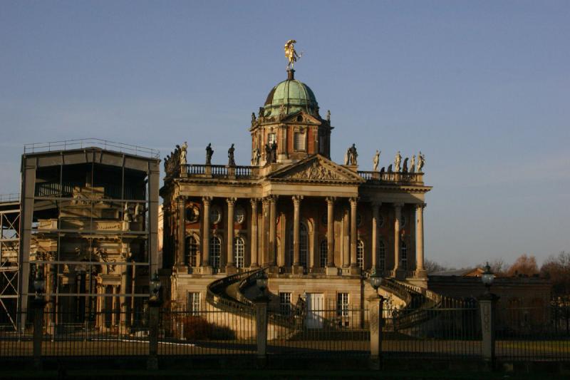 2006-11-28 09:50:50 ** Deutschland, Potsdam ** Der nördliche der beiden Communs. Diese Gebäude werden heute von der Universität Potsdam benutzt.