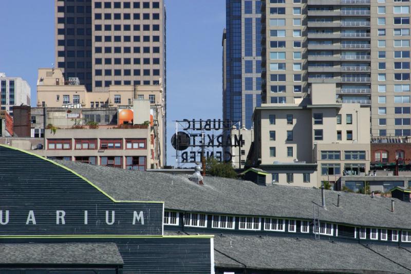 2007-09-01 13:42:18 ** Seattle ** Zwischen den Gebäuden ein Schild für das 'Public Market Center'.