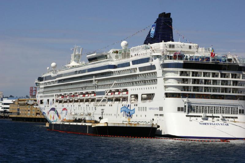 2007-09-01 13:43:06 ** Seattle ** Die Norwegian Star mit einem Tankschiff.