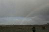 Regenbogen am Horizont, Schatzsucher am Strand.