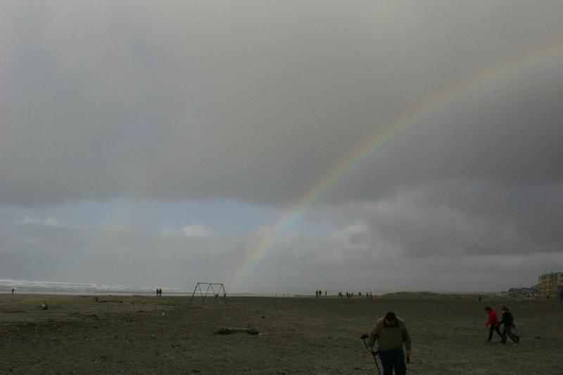 2006-01-28 15:30:12 ** Oregon, Seaside ** Regenbogen am Horizont, Schatzsucher am Strand.