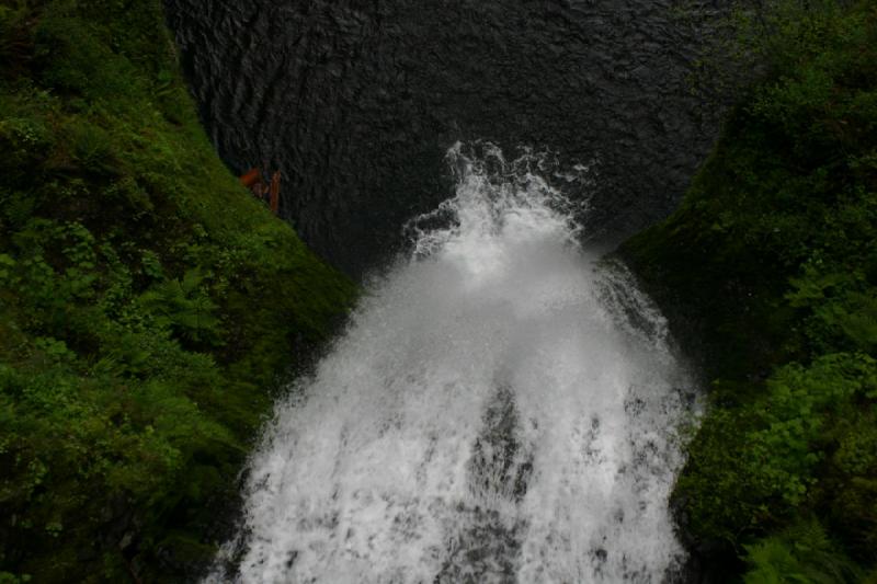 2005-05-06 17:28:55 ** Multnomah Falls ** Looking on the lower fall from the bridge.