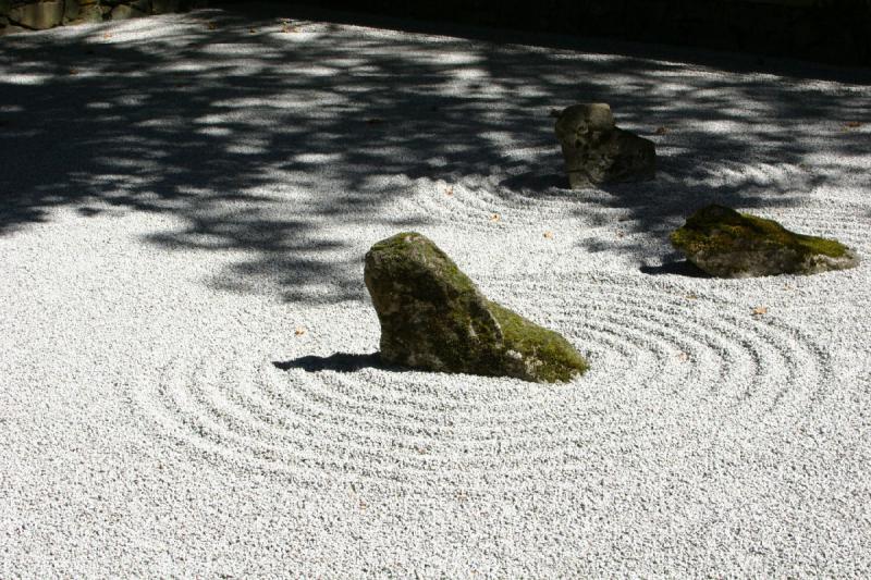 2007-09-02 14:18:56 ** Portland ** Small rocks that seem to converge to the large rock in the center.