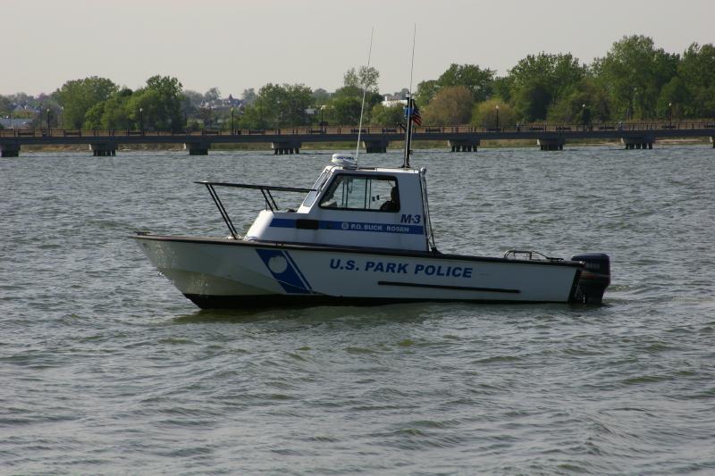 2006-05-07 16:13:04 ** New York ** Die Parkpolizei stellt sicher, daß hier niemand ins Wasser fällt.