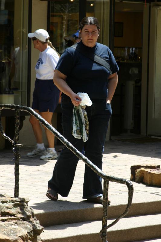 2006-07-22 12:37:12 ** Erica, Vail ** Erica mit ihrem Einkauf.