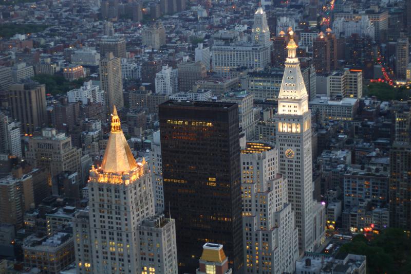 2006-05-06 20:07:10 ** New York ** 'New York Life Insurance Building' im Vordergrund und 'Met Life Tower' im Hintergrund.