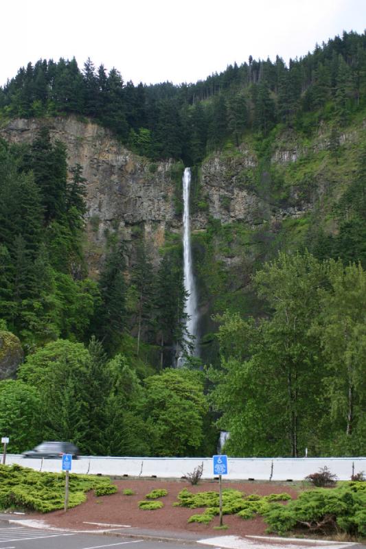 2005-05-06 17:51:11 ** Multnomah Falls ** Multnomah Falls as seen from the parking lot.