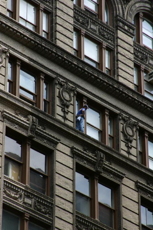 2006-05-06 13:01:50 ** New York ** Der Fensterputzer hatte viele Bewunderer in den Straßen unter ihm.