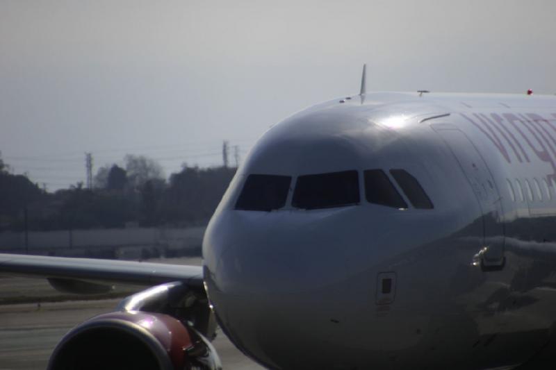 2007-10-14 15:31:12 ** Kalifornien ** Jet der Virgin America.