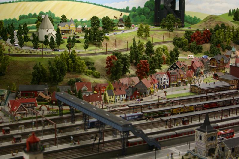 2006-11-25 09:44:08 ** Deutschland, Hamburg, Miniaturwunderland ** Ein grosser Bahnhof für einen kleinen Ort. Aber es geht ja auch hauptsächlich um die Züge.