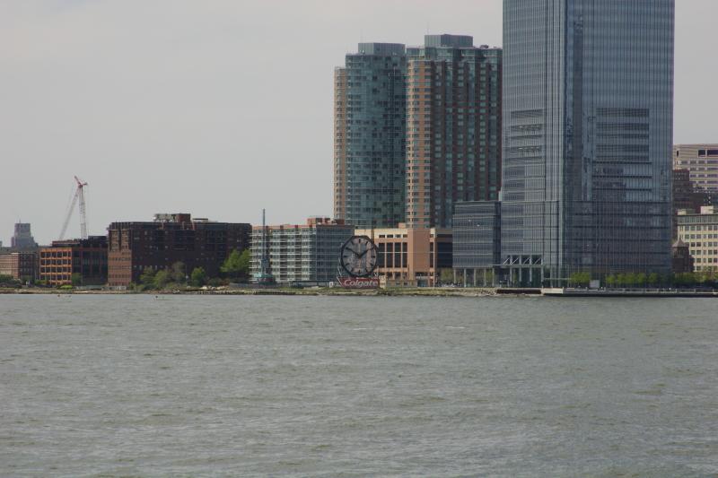 2006-05-07 13:51:22 ** New York ** Die 'Colgate Clock' (Colgate Uhr) neben dem 'Goldman Sachs Building' ist von Manhattan aus zu sehen.