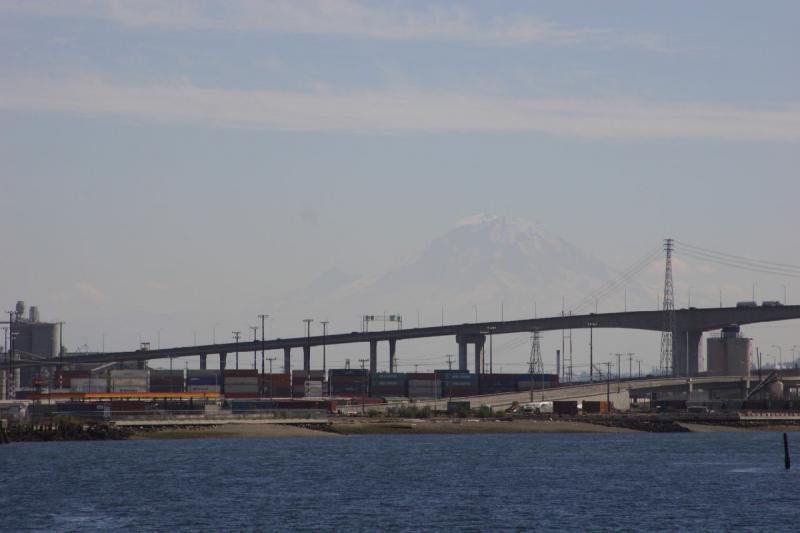 2007-09-01 14:13:54 ** Seattle ** Mount Rainier hinter der 'West Seattle Bridge'.