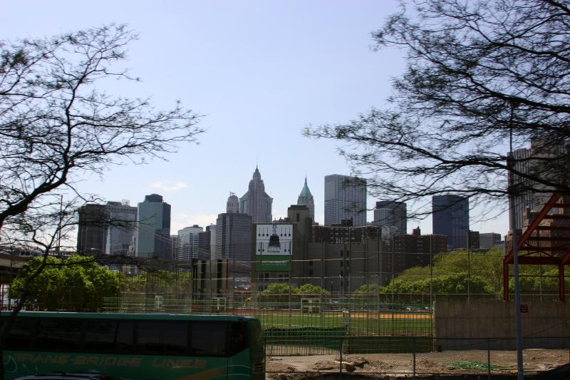 2006-05-06 14:18:22 ** New York ** Ein Blick zurück in Richtung Süden, mit Teil der Brooklyn Bridge auf der linken Seite.