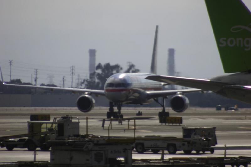 2007-10-14 15:28:02 ** Kalifornien ** American Airlines-Jet auf dem Flughafen von Los Angeles. Rechts der Schwanz einer Song-Maschine.