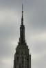 Der obere Teil des Empire State Buildings mit der Antenne. Ursprünglich sollte die Spitze dieses Gebäudes als Anker für Luftschiffe genutzt werden, doch nach der Explosion der Hindenburg und dem Ende der Luftschiffe entschied man sich für eine Antenne. Außerdem ist es in der Höhe meist viel zu windig, um dort Luftschiffe ankern zu können.