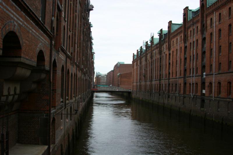 2006-11-25 08:58:24 ** Deutschland, Hamburg ** Zwischen den Lagerhäusern der Speicherstadt.