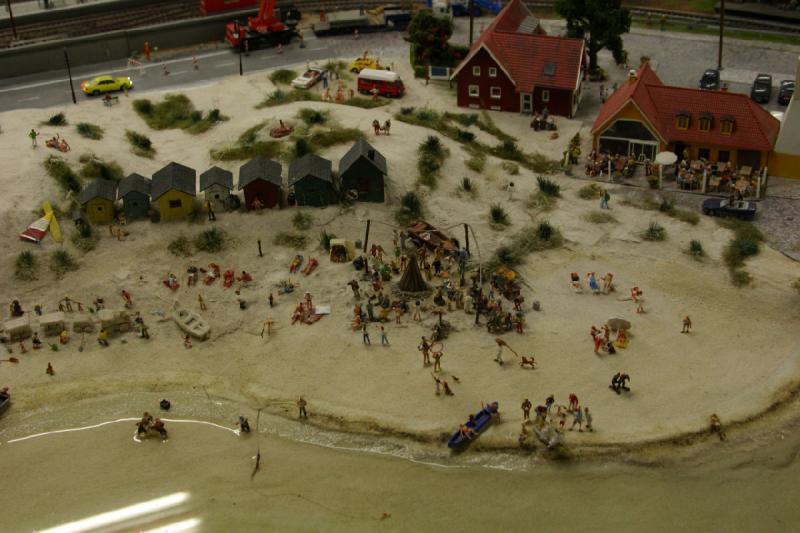 2006-11-25 09:46:28 ** Deutschland, Hamburg, Miniaturwunderland ** Eine Feier am Strand.