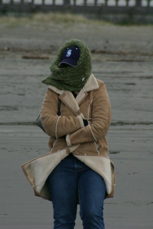 2006-01-28 15:24:06 ** Katie, Oregon, Seaside ** Katie is well prepared against the wind.