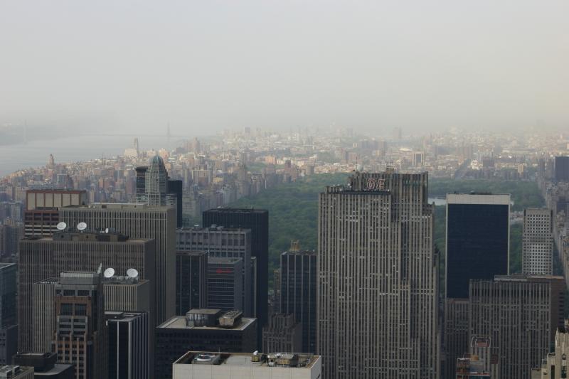 2006-05-06 17:43:46 ** New York ** Das 'GE Building' im Vordergrund und 'Central Park' im Hintergrund.