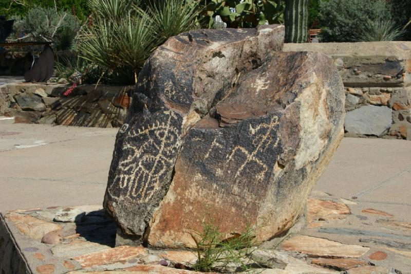 2007-04-14 14:24:36 ** Phoenix, Taliesin West ** Dieser Stein mit den Felszeichnungen wurde auf dem Gelände gefunden und integriert.