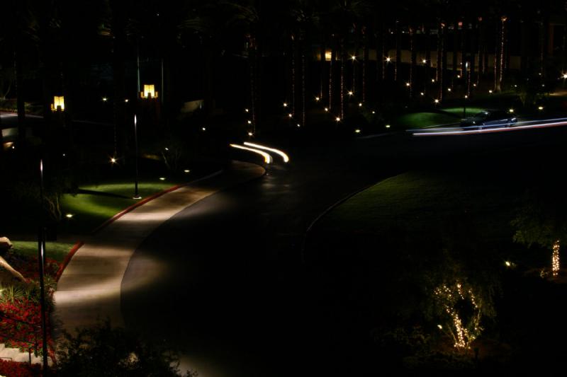 2007-04-14 20:10:44 ** Phoenix ** Entry driveway of our hotel with a car.