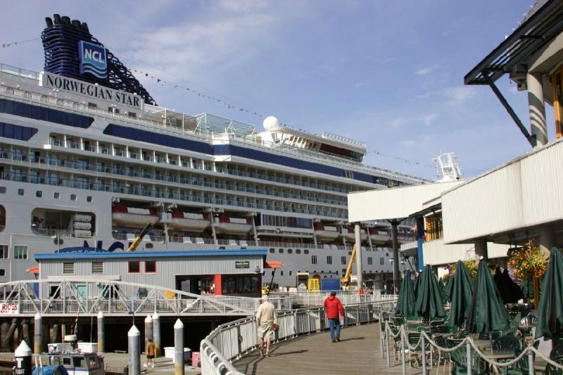 2007-09-01 10:40:58 ** Seattle ** 'Norwegian Star' der amerikanischen Reederei 'Norwegian Cruise Line' (NCL).