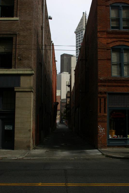 2007-09-03 10:06:12 ** Seattle ** Kleine Gasse in der Innenstadt von Seattle. Rechts ist Teil des 'L.C. Smith Tower' zu sehen.