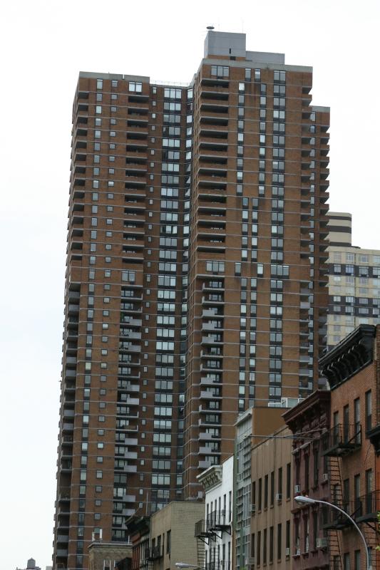 2006-05-06 11:43:54 ** New York ** So wohnt man in New York. Im Hintergrund ein Wolkenkratzer mit vielen Wohnungen und im Vordergrund eine Reihe der alten Wohnungen, die üblicherweise fünf bis sechs Stockwerke hoch sind. Gerade noch ohne Fahrstuhl zu meistern.