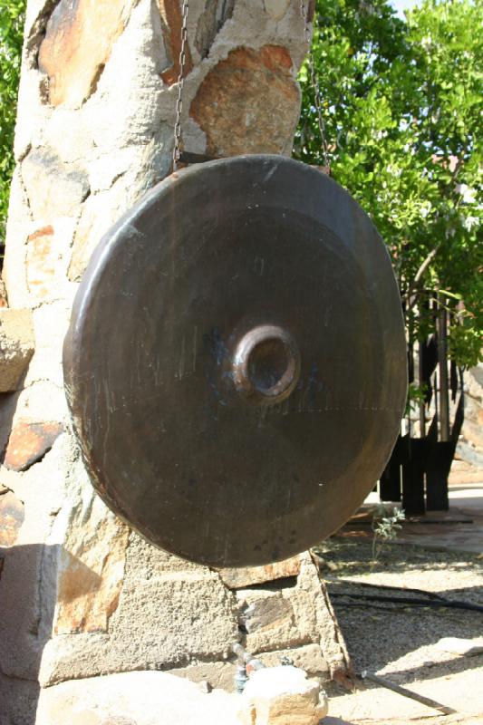 2007-04-14 15:37:02 ** Phoenix, Taliesin West ** This gong was used to announce the beginning of a movie. 2007-04-14 15:37:02 ** Phoenix, Taliesin West ** This gong was used to announce the beginning of a movie.