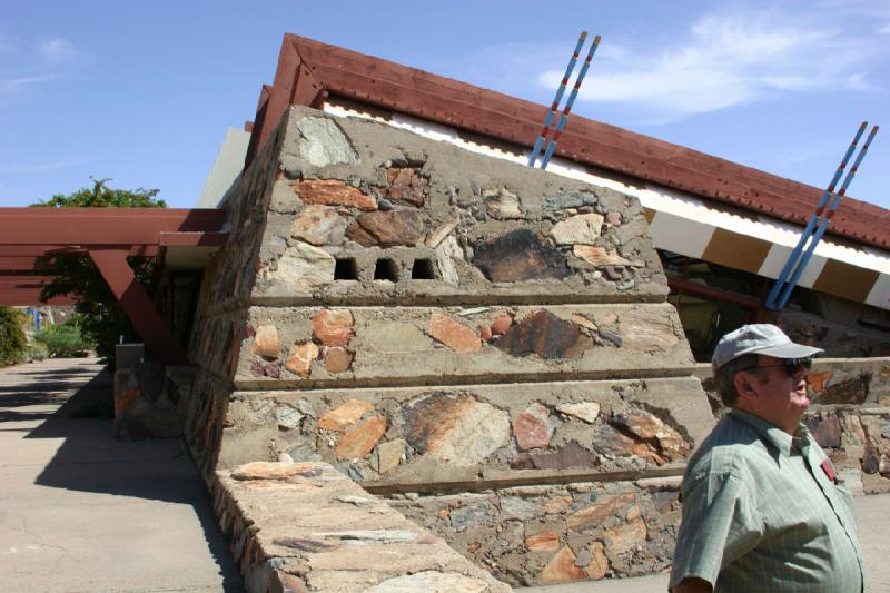 2007-04-14 14:26:46 ** Phoenix, Taliesin West ** In diesem Gebäude sind die Büroräume untergebracht. Auf der rechten Seite ist unser Führer.