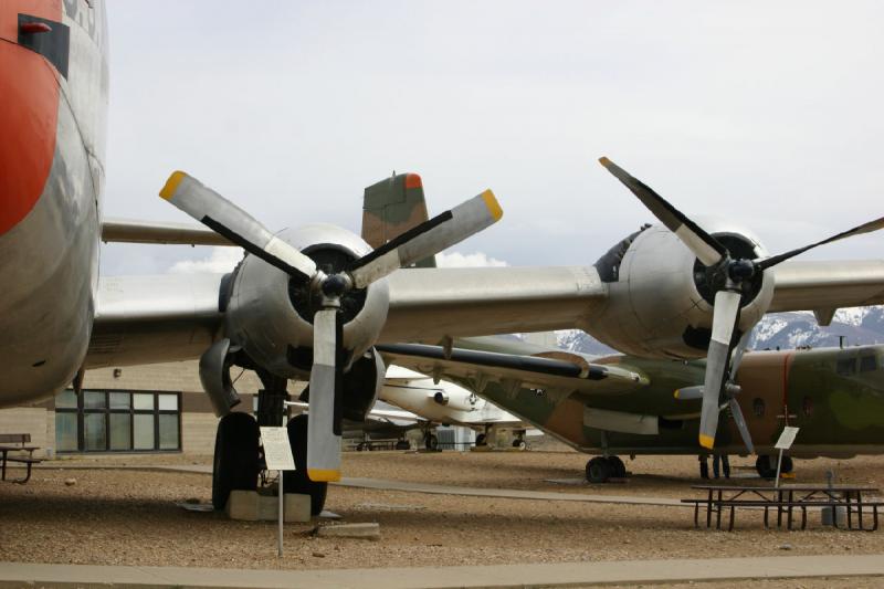 2007-04-01 14:18:44 ** Air Force, Hill AFB, Utah ** Left wing and engines of the C-124.