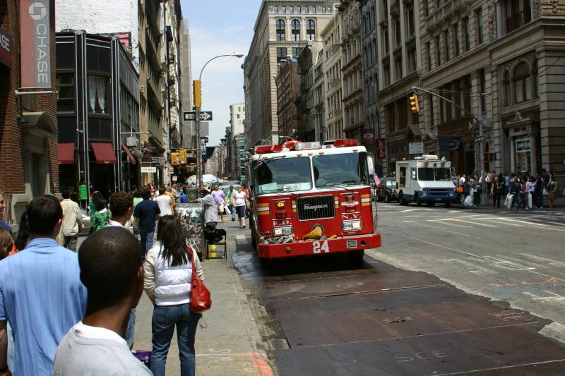 2006-05-06 13:10:44 ** New York ** Dieser Feuerwehrwagen hat es sich am Straßenrand bequem gemacht.