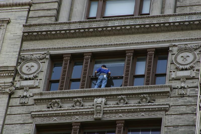 2006-05-06 12:31:50 ** New York ** Auch in hohen Gebäuden müssen die Fenster gereinigt werden.