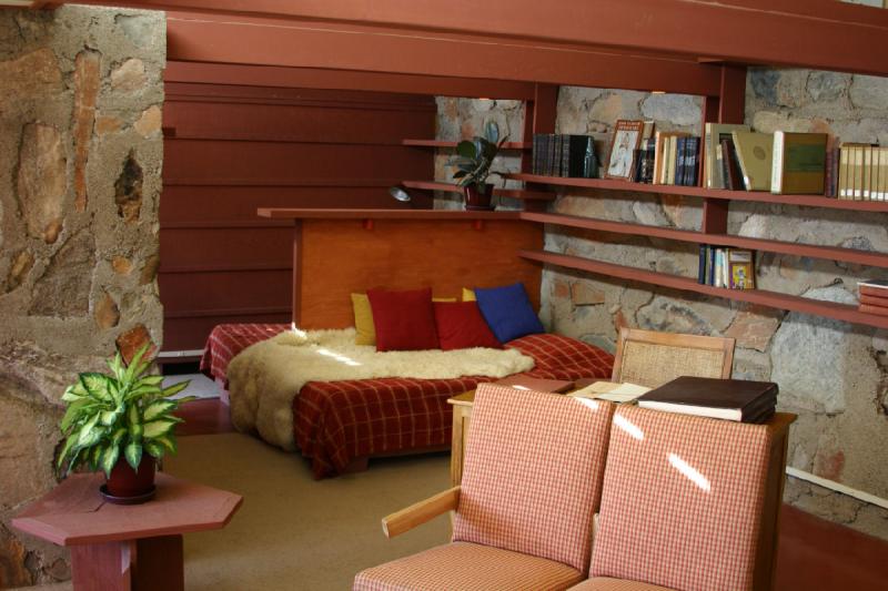 2007-04-14 15:06:46 ** Phoenix, Taliesin West ** The bed of Frank Lloyd Wright. 2007-04-14 15:06:46 ** Phoenix, Taliesin West ** The bed of Frank Lloyd Wright.