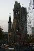 Die Kaiser-Wilhelm-Gedächtniskirche wurde als Mahnmal gegen den Krieg erhalten und direkt nebenan wurde eine neue Kirche gebaut.