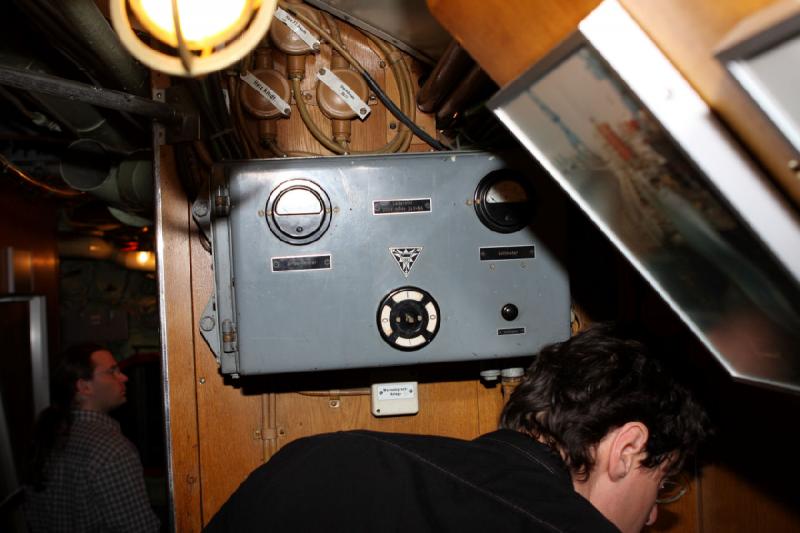2010-04-15 15:36:18 ** Bremerhaven, Deutschland, Typ XXI, U 2540, U-Boote ** In der Bildmitte ist die 'Ladetafel', die Strom und Spannung der Batterien anzeigt.