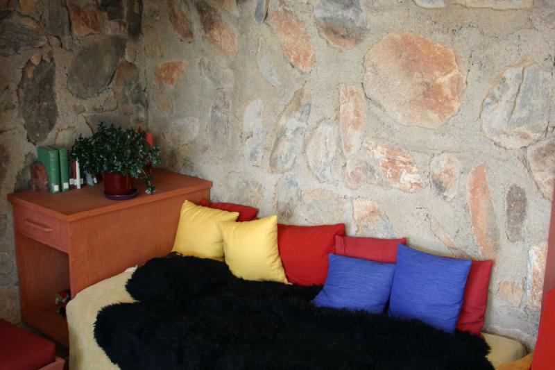 2007-04-14 15:00:10 ** Phoenix, Taliesin West ** The bed of Frank Lloyd Wright's wife. 2007-04-14 15:00:10 ** Phoenix, Taliesin West ** The bed of Frank Lloyd Wright's wife.
