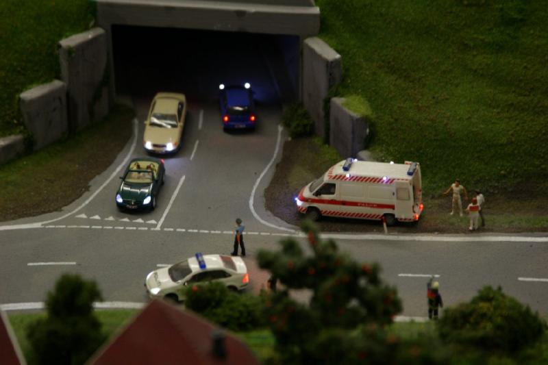 2006-11-25 09:44:28 ** Deutschland, Hamburg, Miniaturwunderland ** Die Polizei sperrt vor dem Lkw-Unfall die Straße ab.