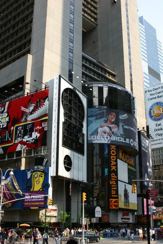 2006-05-06 10:34:26 ** New York ** Mit 1.945 Zimmern ist das Marriott Marquis Hotel am Times Square eines der größten Hotels New Yorks. Im obersten, dem 45., Stockwerk befindet sich ein rotierendes Restaurant, das einzige in New York.